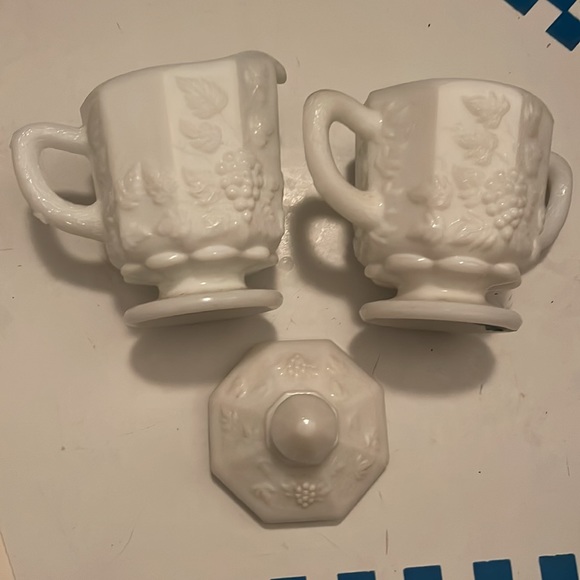 VINTAGE WESTMORELAND WHITE MILK GLASS SUGAR & CREAMER - Picture 3 of 7